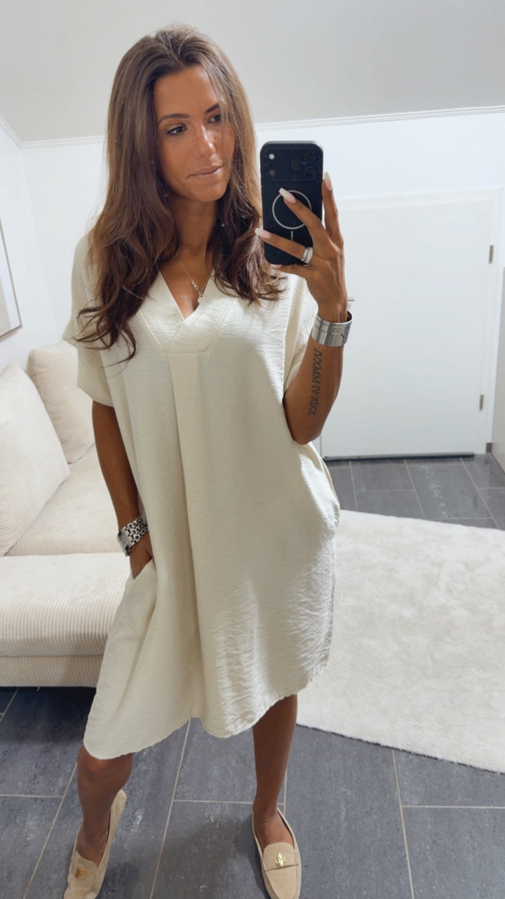 KURZES Viskose Kleid mit Taschen, seitlicher Schlitz / beige Art. 15775