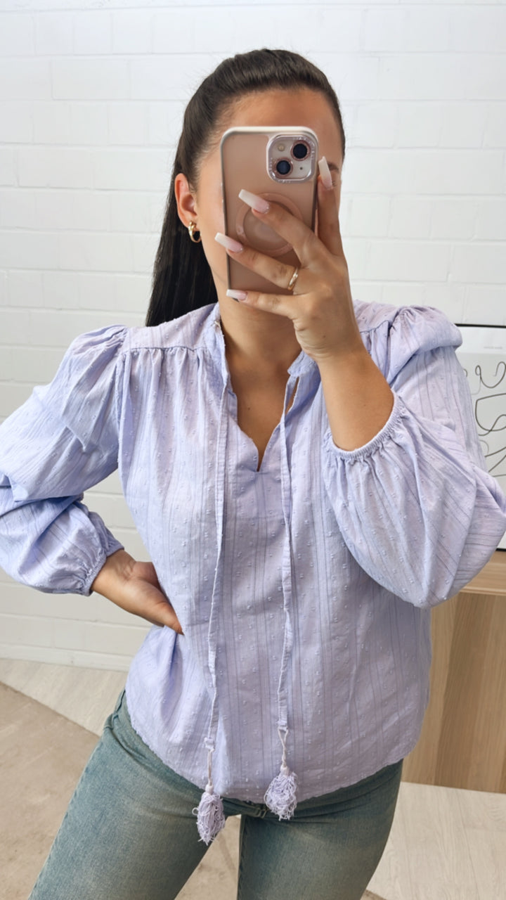 schmale, romantisch verspielte Bluse / flieder Art. 10781