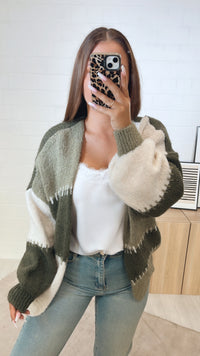 kurzer, mehrfarbiger Strick Cardigan / khaki - creme - grün Art. 11205