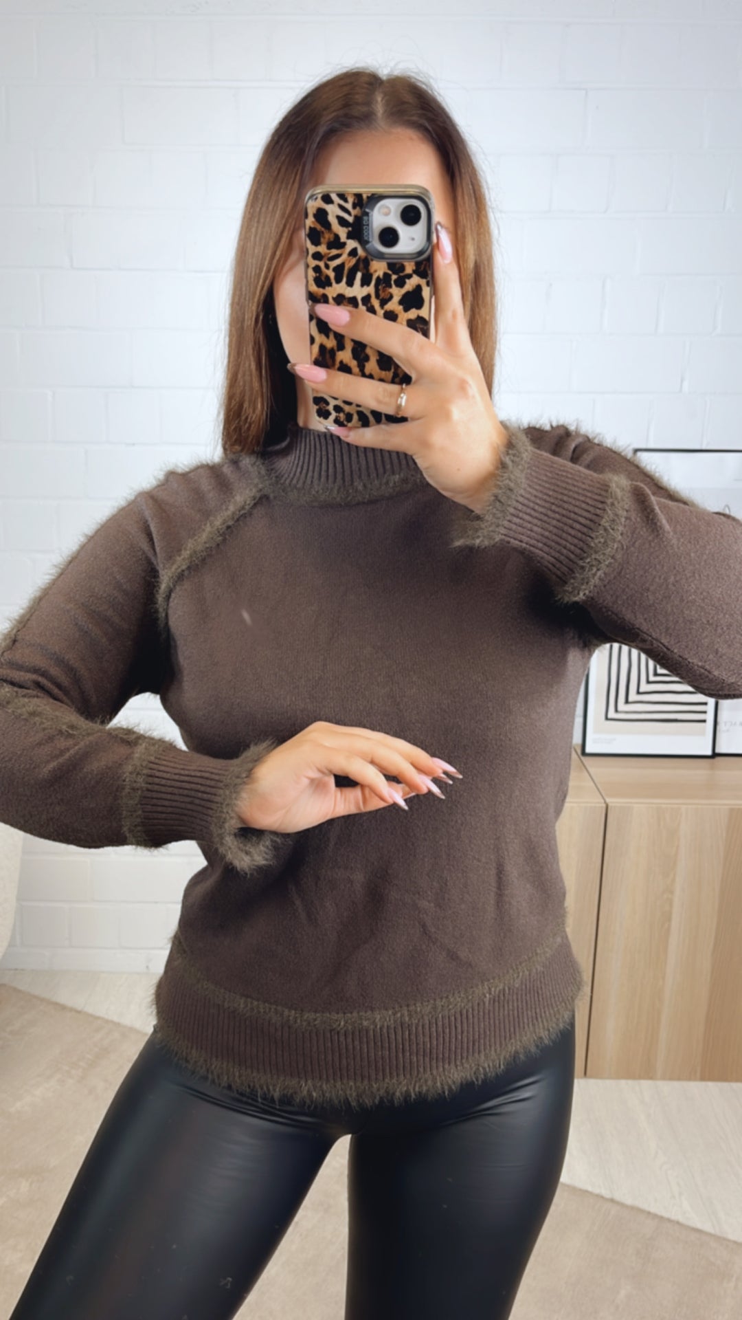 Pullover mit flauschigen Nähten / dunkel braun - braun Art. 13033