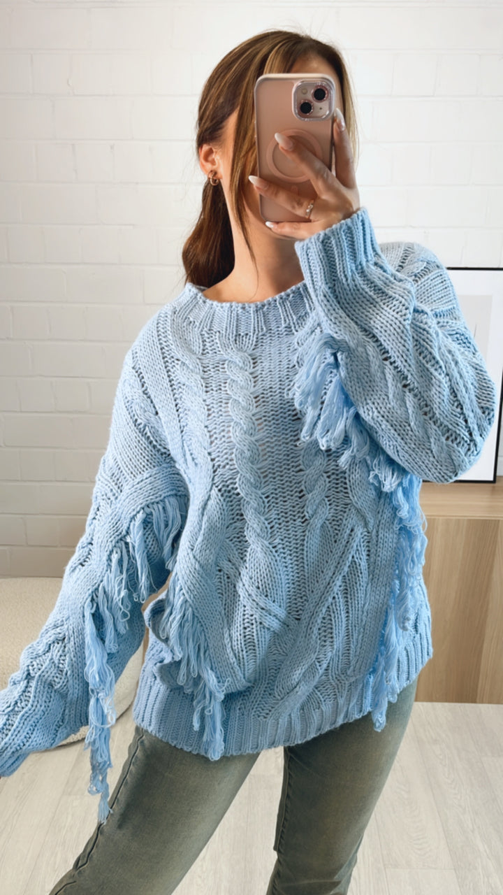 Strick Pullover mit Zopfmuster und Fransen / hell blau Art. 9638