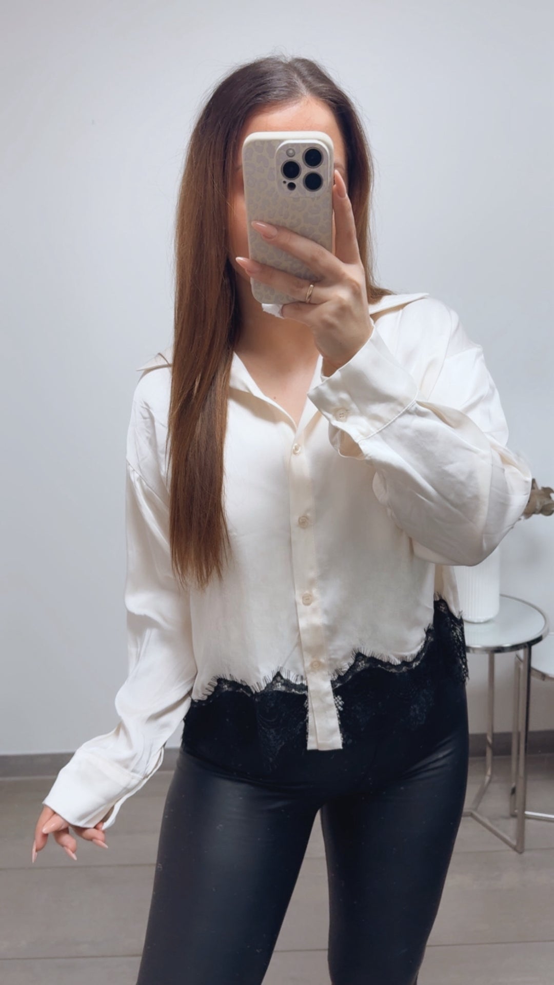 Satin Bluse mit Spitze / creme - schwarz Art. 13692