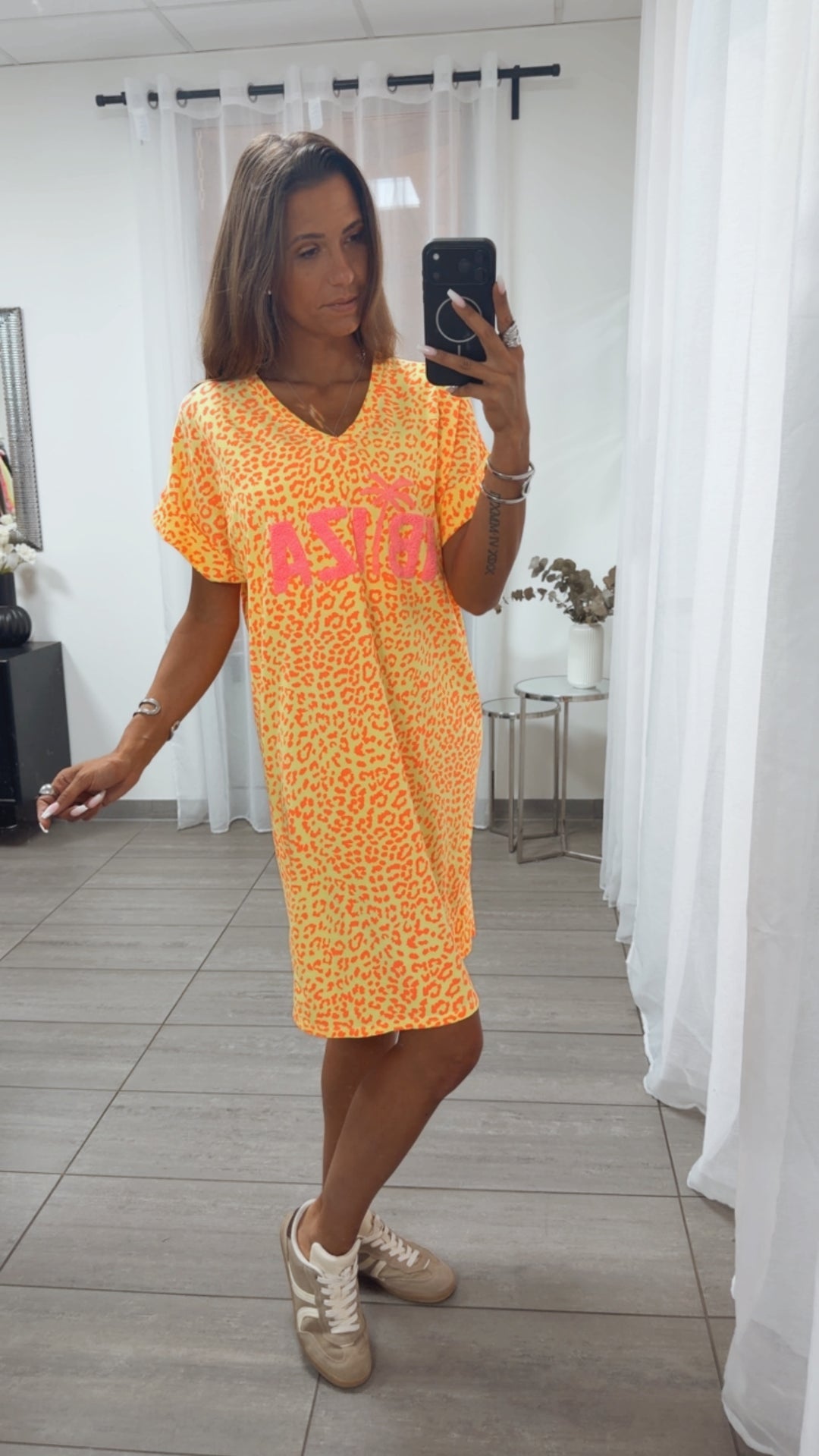 Leo T-Shirt Kleid  mit V-Ausschnitt Summer Vibe / gelb - orange Art.15625