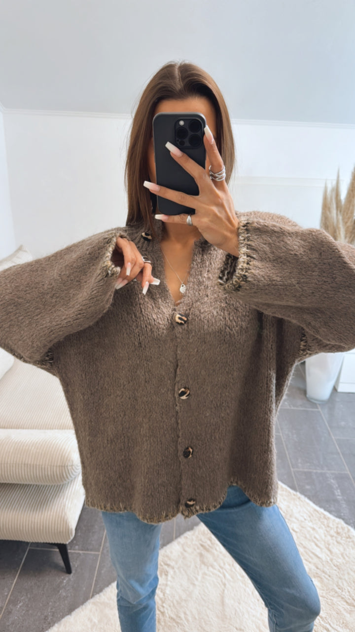 Strick Cardigan mit Leo Knöpfen / braun meliert Art. 8700