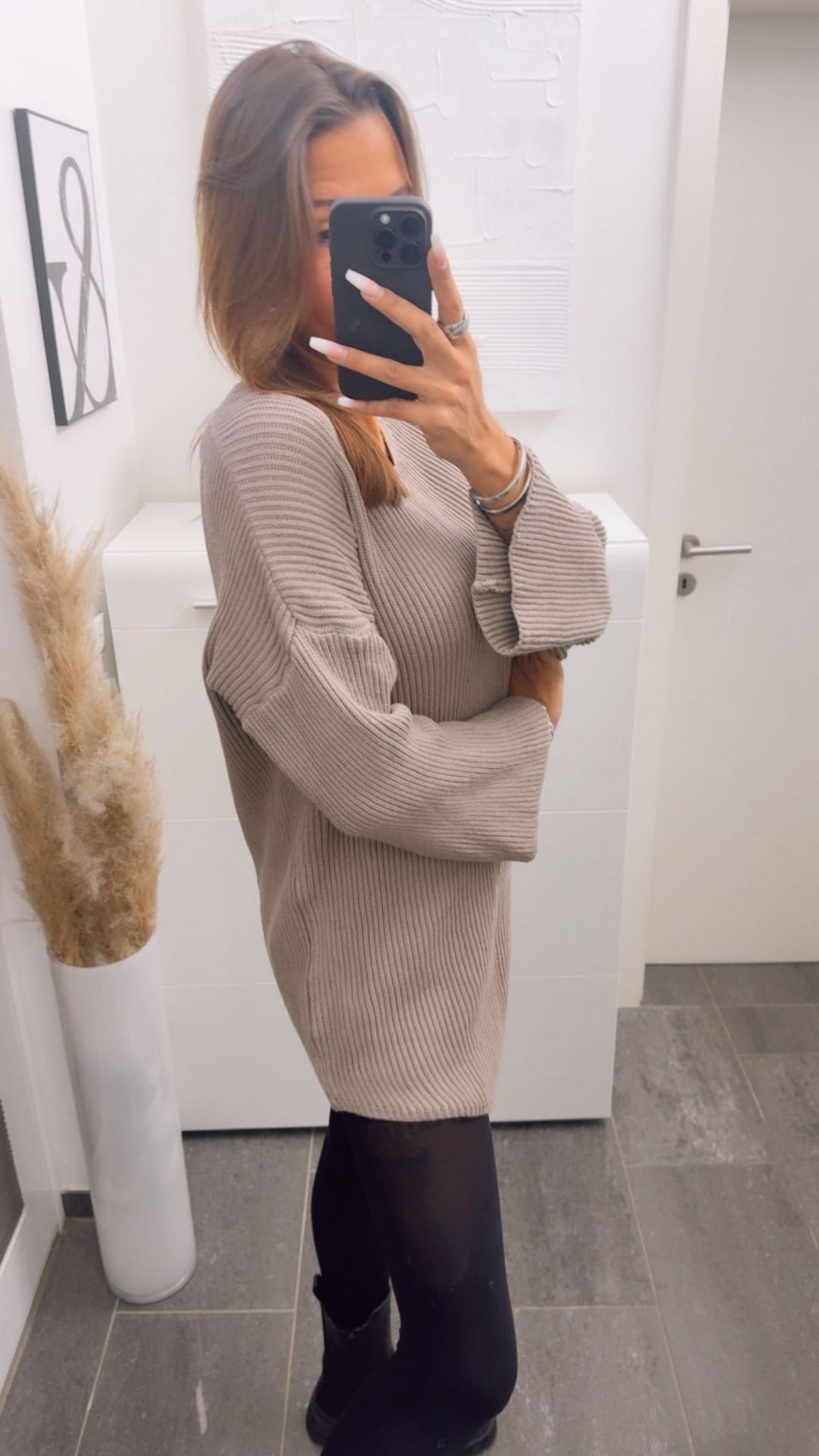 gradliniges Strick Kleid mit weitem Arm, V-Ausschnitt / taupe Art. 12772