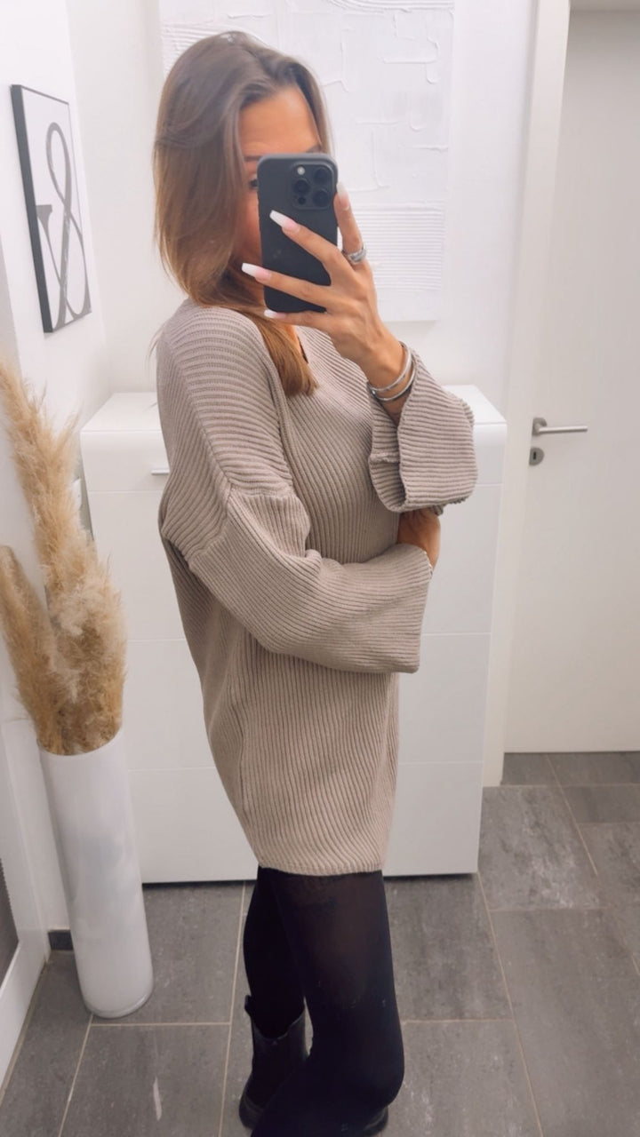 gradliniges Strick Kleid mit weitem Arm, V-Ausschnitt / taupe Art. 12772