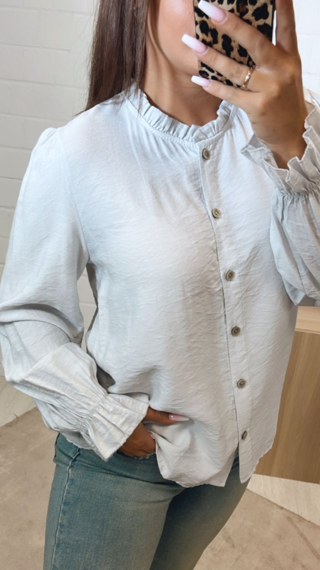 schmale Bluse mit Volant Ausschnitt / hell grau Art. 10787