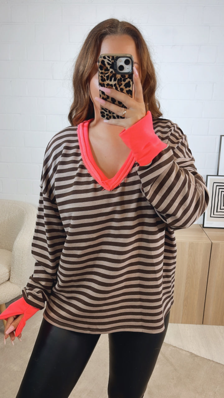 STREIFEN Sweater mit used V-Ausschnitt / braun - taupe - neon pink Art. 12598