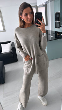Strick Zweiteiler aus Oberteil und Hose / dunkel beige Art.16411