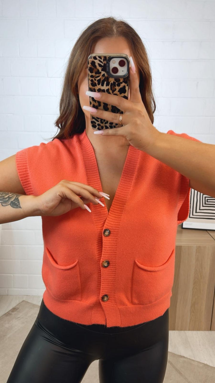 kurze Strickweste mit drei Knöpfen und Taschen / coral Art. 12346