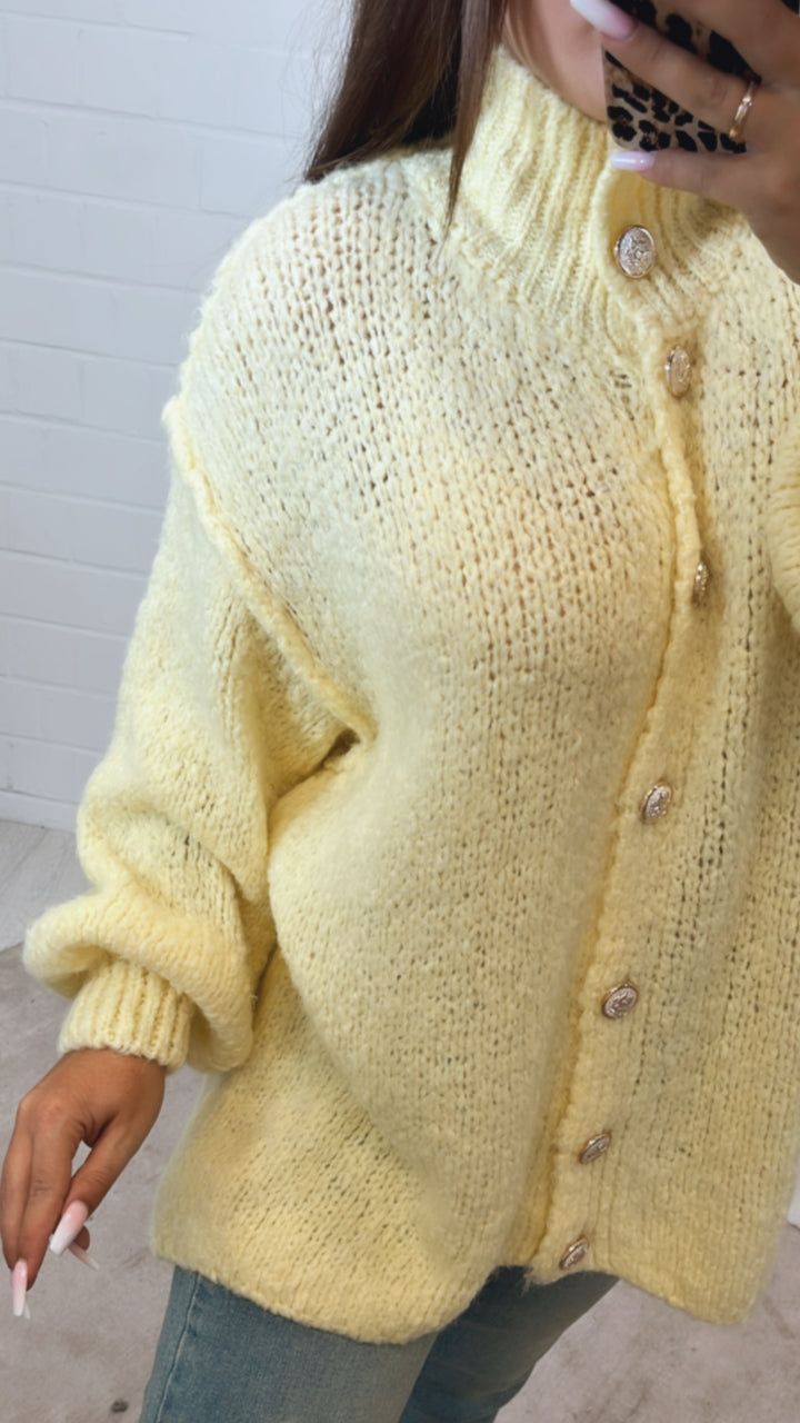 Kuschel Cardigan mit goldenen Knöpfen / soft gelb Art. 11187