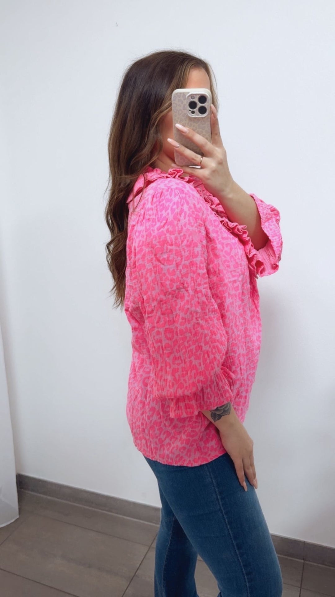 LEO Musselin Bluse mit Volant Ausschnitt / soft pink - neon pink Art. 14730