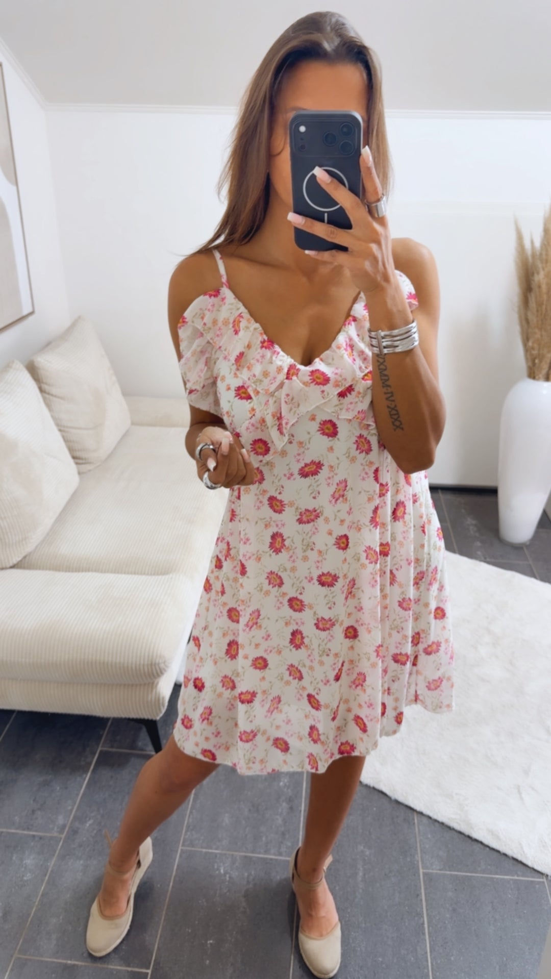 Florales Träger Kleid mit Volant Ausschnitt / creme - magenta Töne Art. 14922