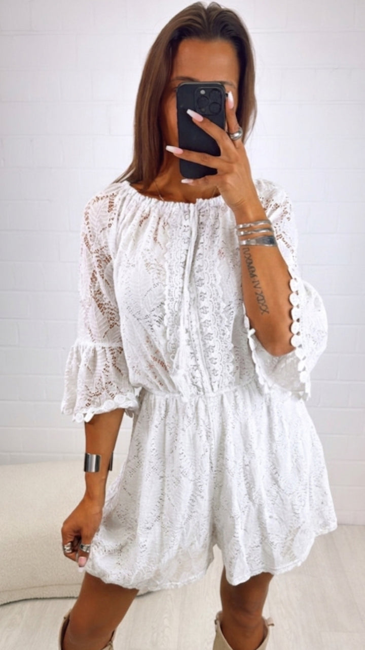 kurzer Jumpsuit mit verspielter Spitzen Stickerei / weiss Art. 6391