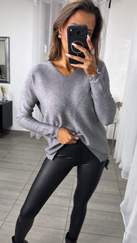 Gerippter Feinstrick Pullover mit V-Ausschnitt / grau Art.16367