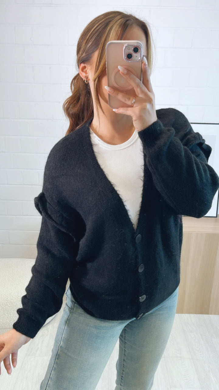 Strick Cardigan mit Volant Naht / schwarz Art. 9107