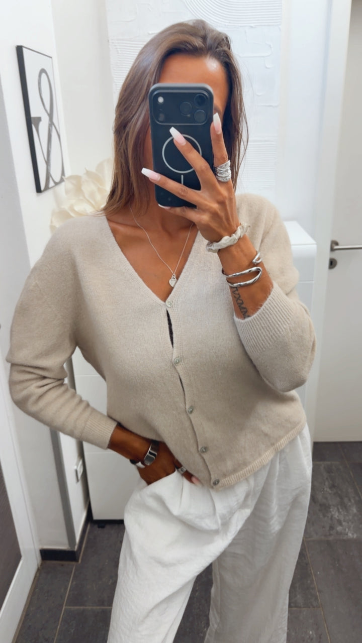 Weiche Strickjacke mit V-Ausschnitt, kleine Knöpfe / beige Art. 16117