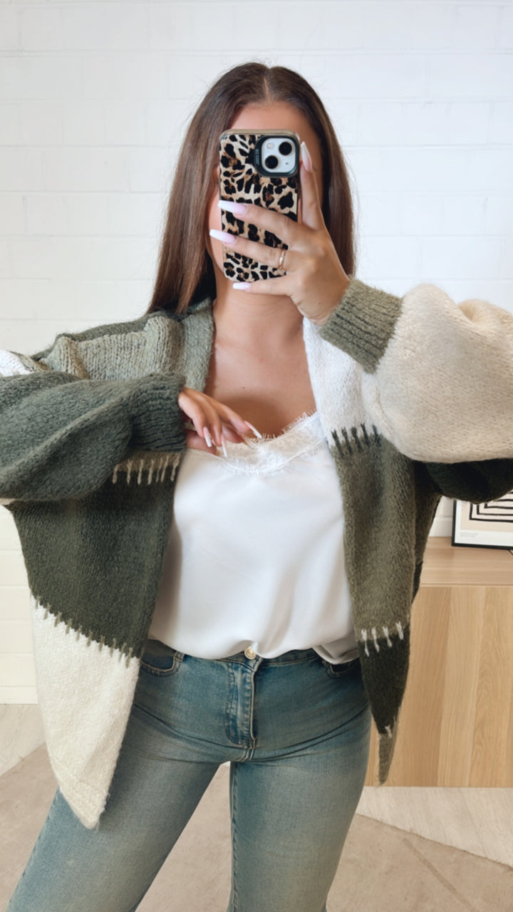 kurzer, mehrfarbiger Strick Cardigan / khaki - creme - grün Art. 11205