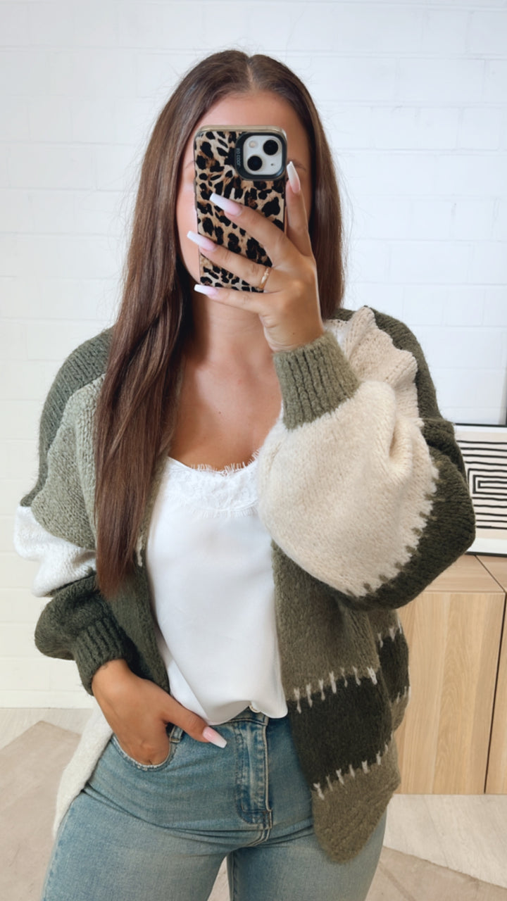 kurzer, mehrfarbiger Strick Cardigan / khaki - creme - grün Art. 11205