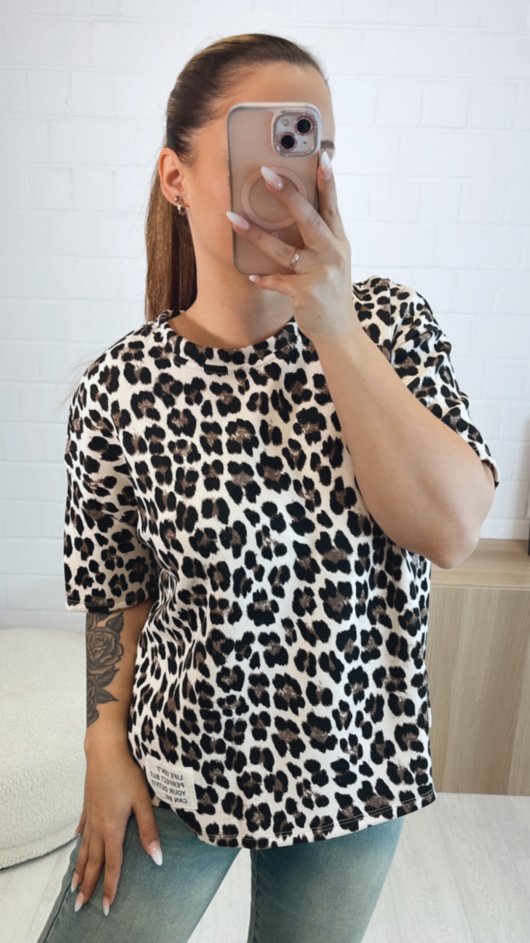 softes LEO oversize T-shirt mit Patch / creme weiss - braun - schwarz Art. 9784