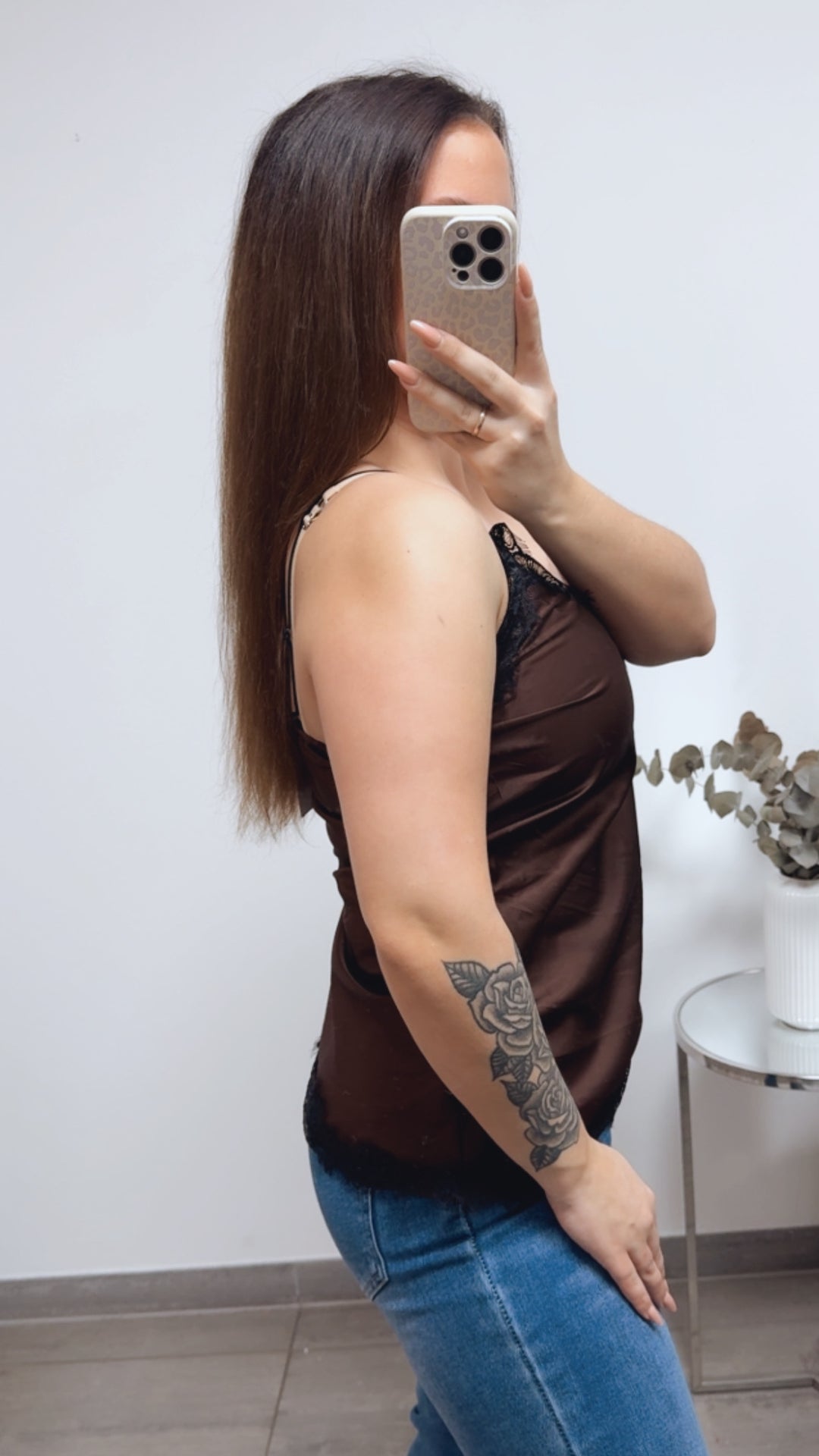 SPITZEN Top in SATIN Optik, asymmetrischer Schnitt / schoko braun - schwarz Art. 13797