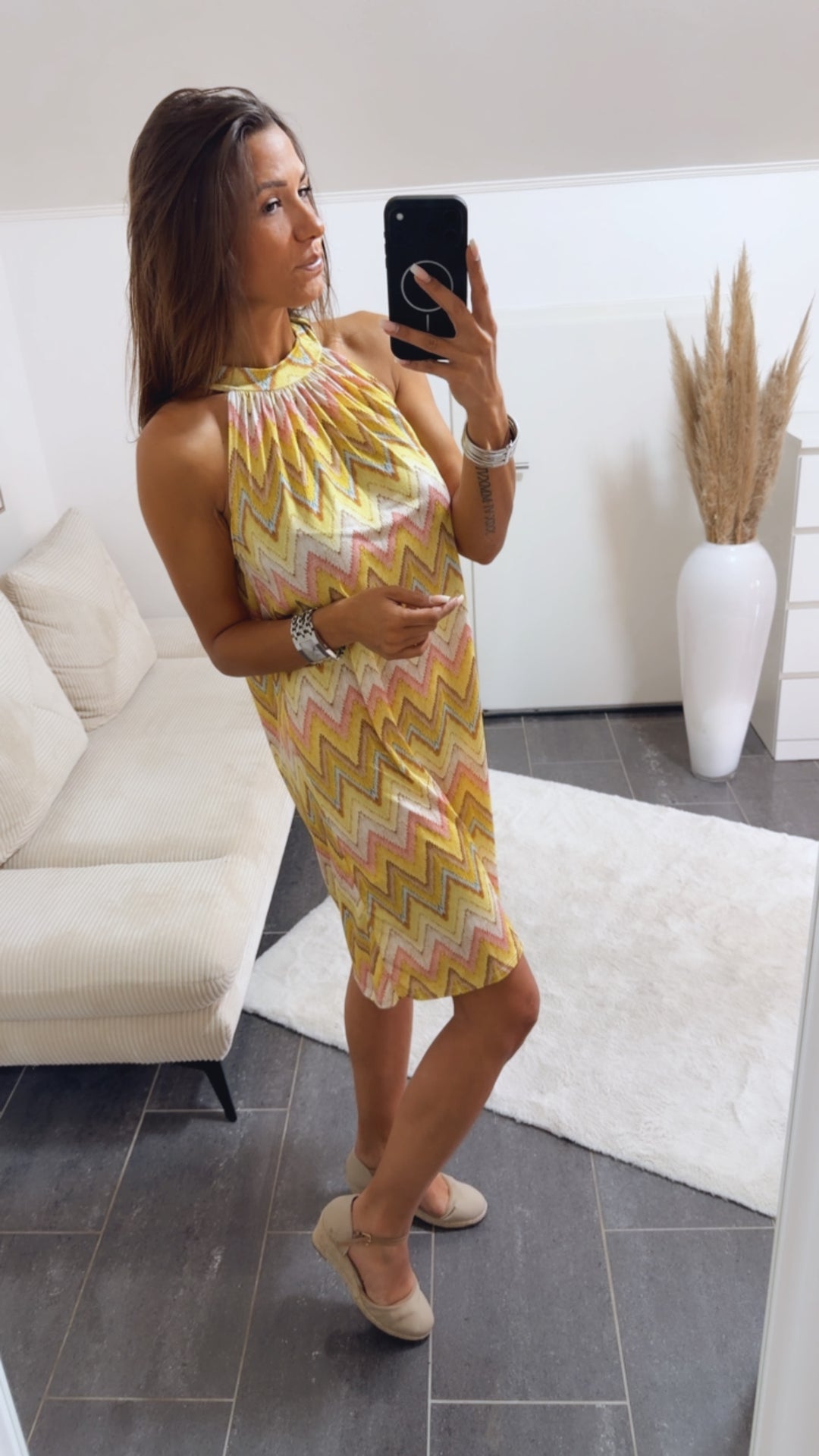 VORBESTELLUNG! Kurzes, fließendes Kleid ZICKZACK Muster / citrus gelb - beige - rosa - blau Art.15022