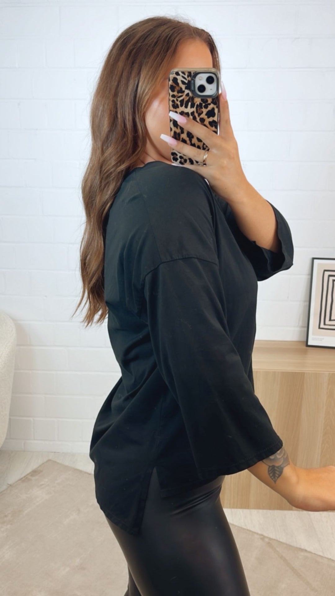 schlichtes Vokuhila Oberteil mit V-Ausschnitt, Schlitz / schwarz Art. 12344