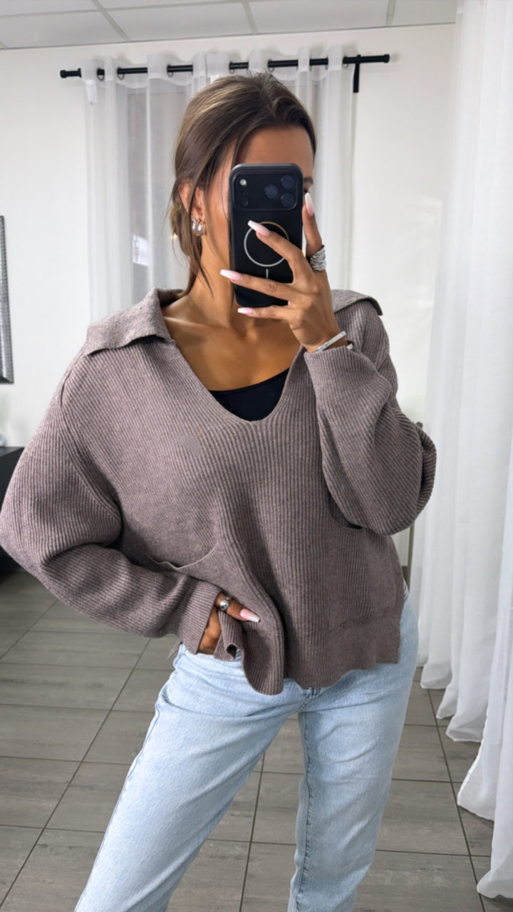 Strick Pullover mit tiefem Ausschnitt und Kragen / aschiges braun Art.16371