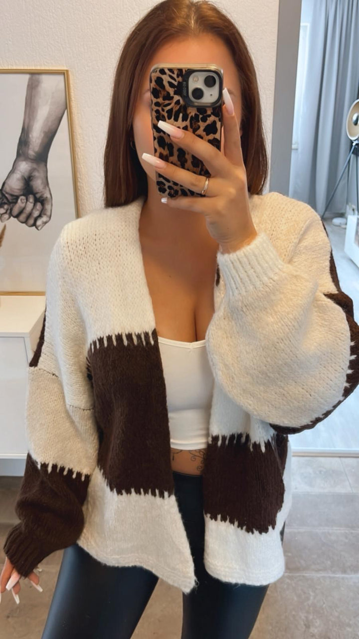 kurzer, mehrfarbiger Strick Cardigan / weiss - mokka braun - creme Art. 12394