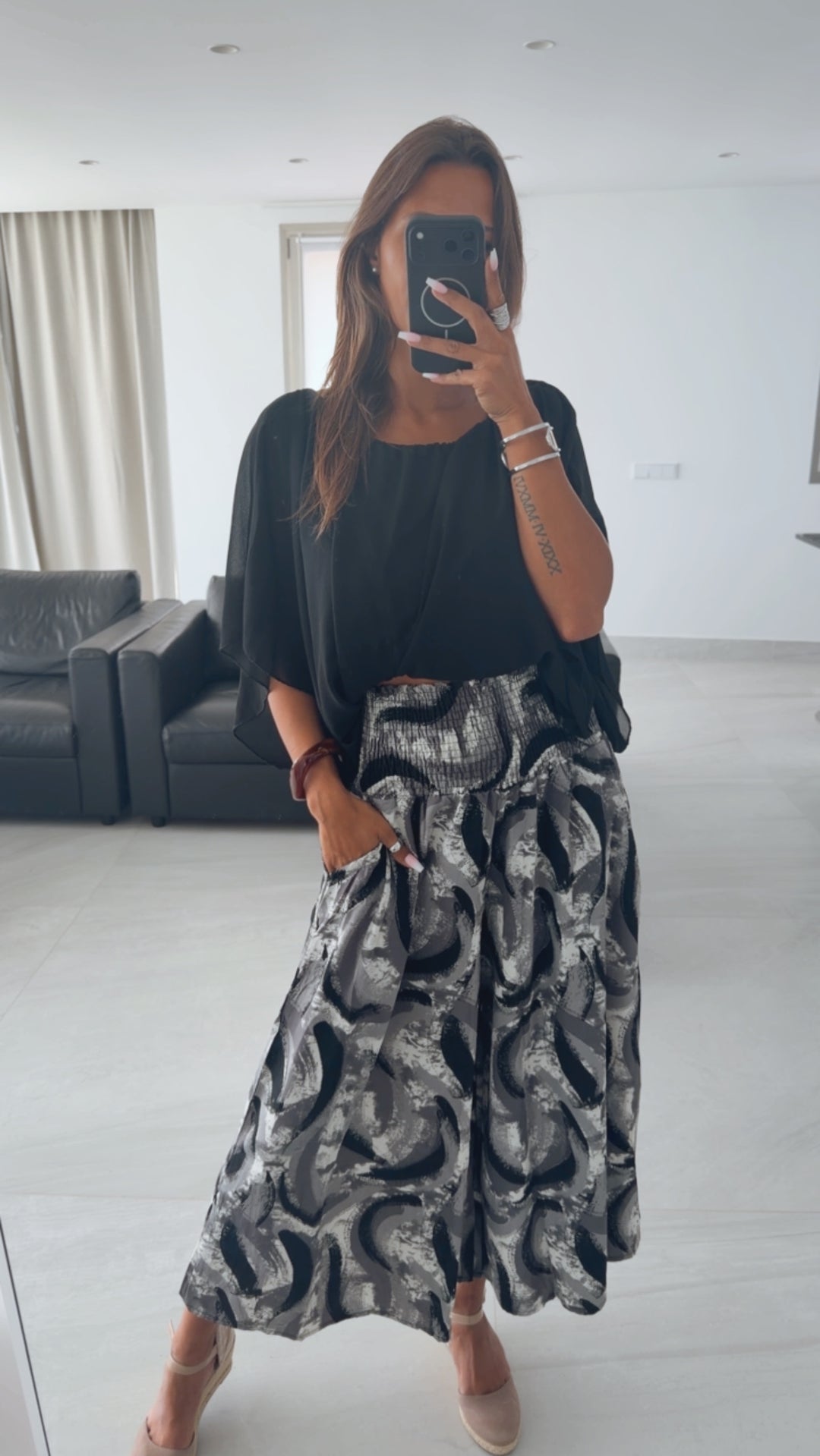 SMOK BUND Midi Palazzo Hose mit abstrakten Print / grau - schwarz - weiss Art. 15907