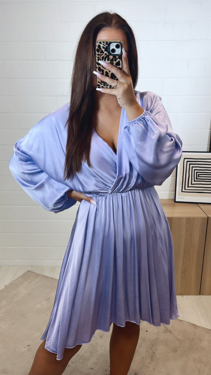 leicht fallendes, schickeres Kleid mit V-Ausschnitt, Seidenoptik / flieder Art. 11255