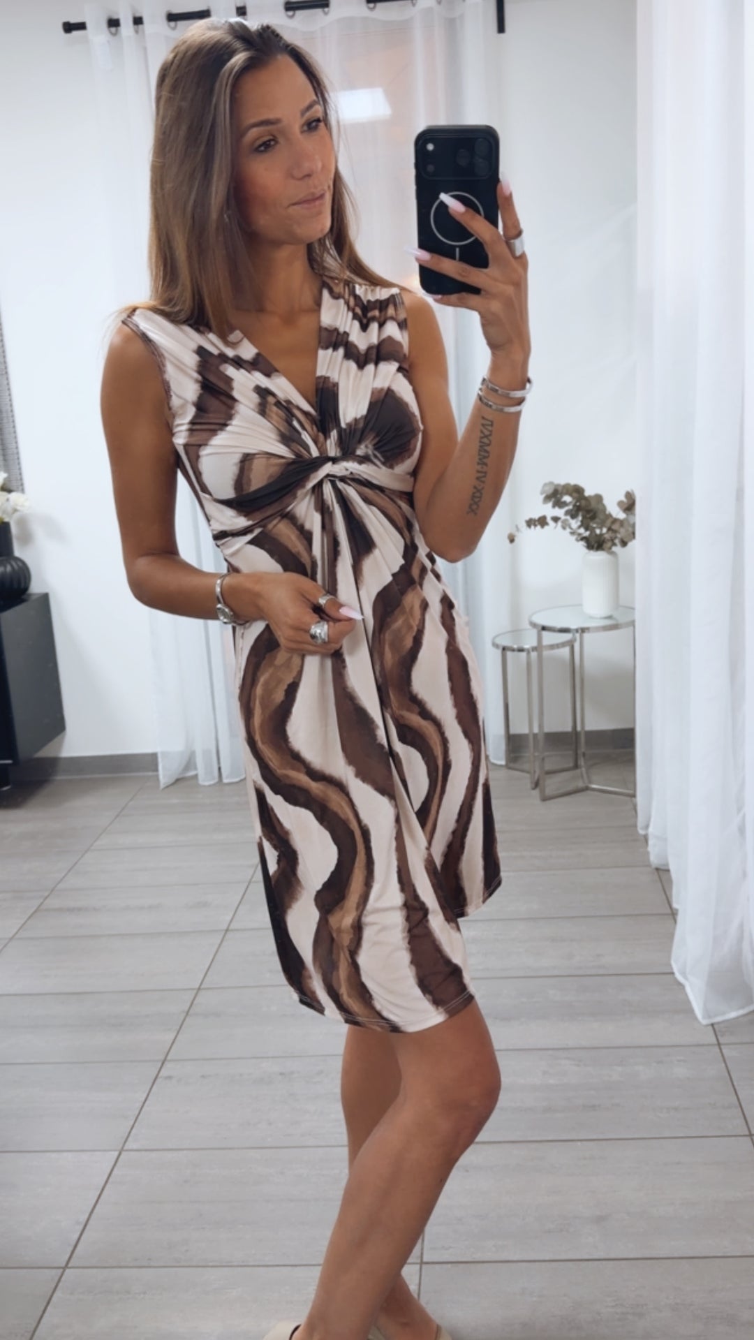 KURZES WELLEN Kleid mit raffiniertem Brustbereich / creme - braun Art.15061