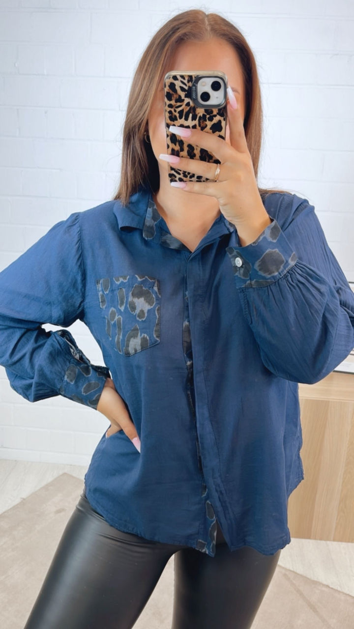 dünne Baumwollbluse, Leo Brusttasche / dunkel blau Art.122329