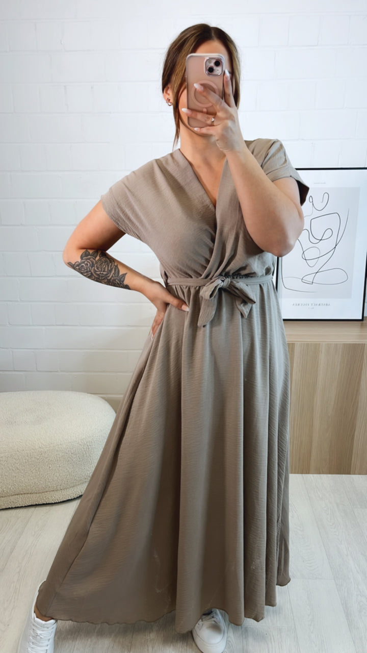 leichtes, langes Kleid mit kurzen Armen / taupe Art. 9655