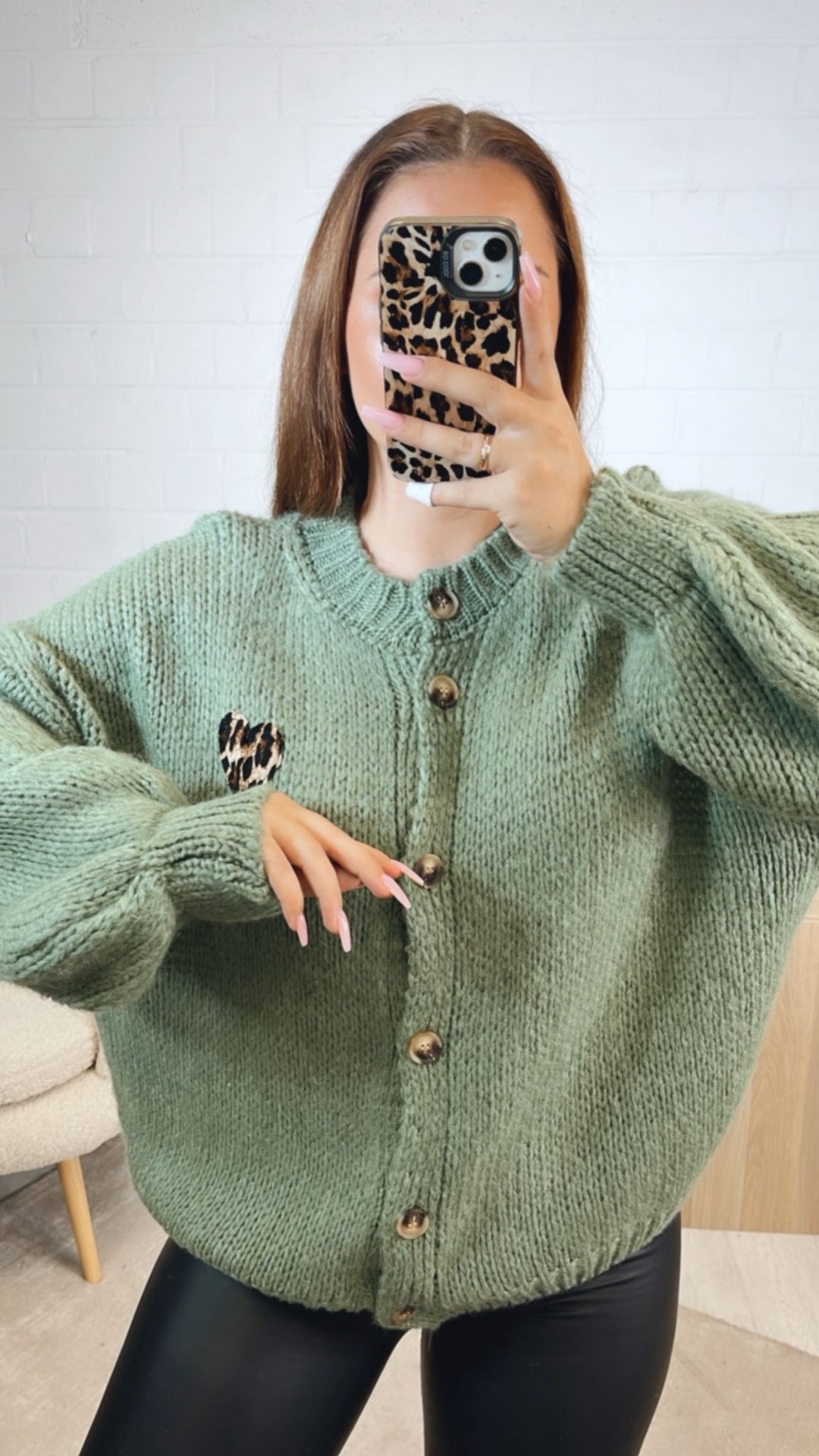 Strick Cardigan mit Leo Herz / khaki - salbei Art. 12530