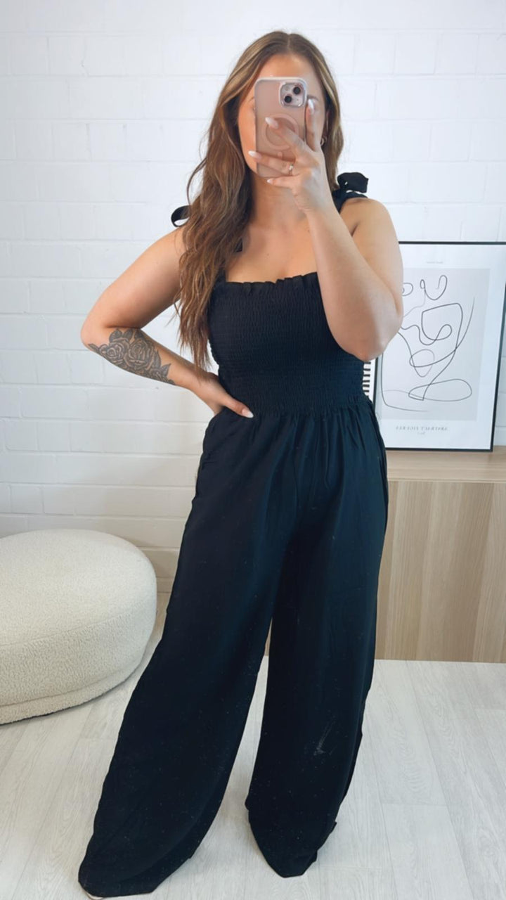langer Jumpsuit mit schnürbaren Trägern / schwarz Art. 9718