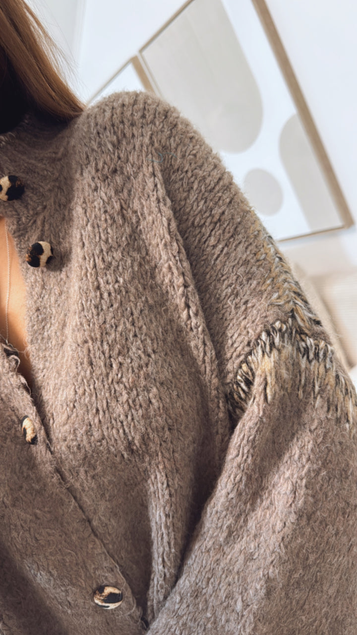 Strick Cardigan mit Leo Knöpfen / braun meliert Art. 8700