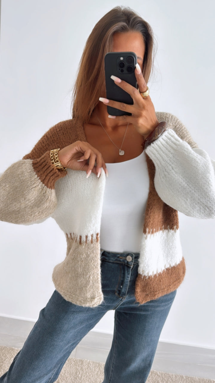 kurzer, mehrfarbiger Strick Cardigan / camel braun - weiss - beige Art. 11056