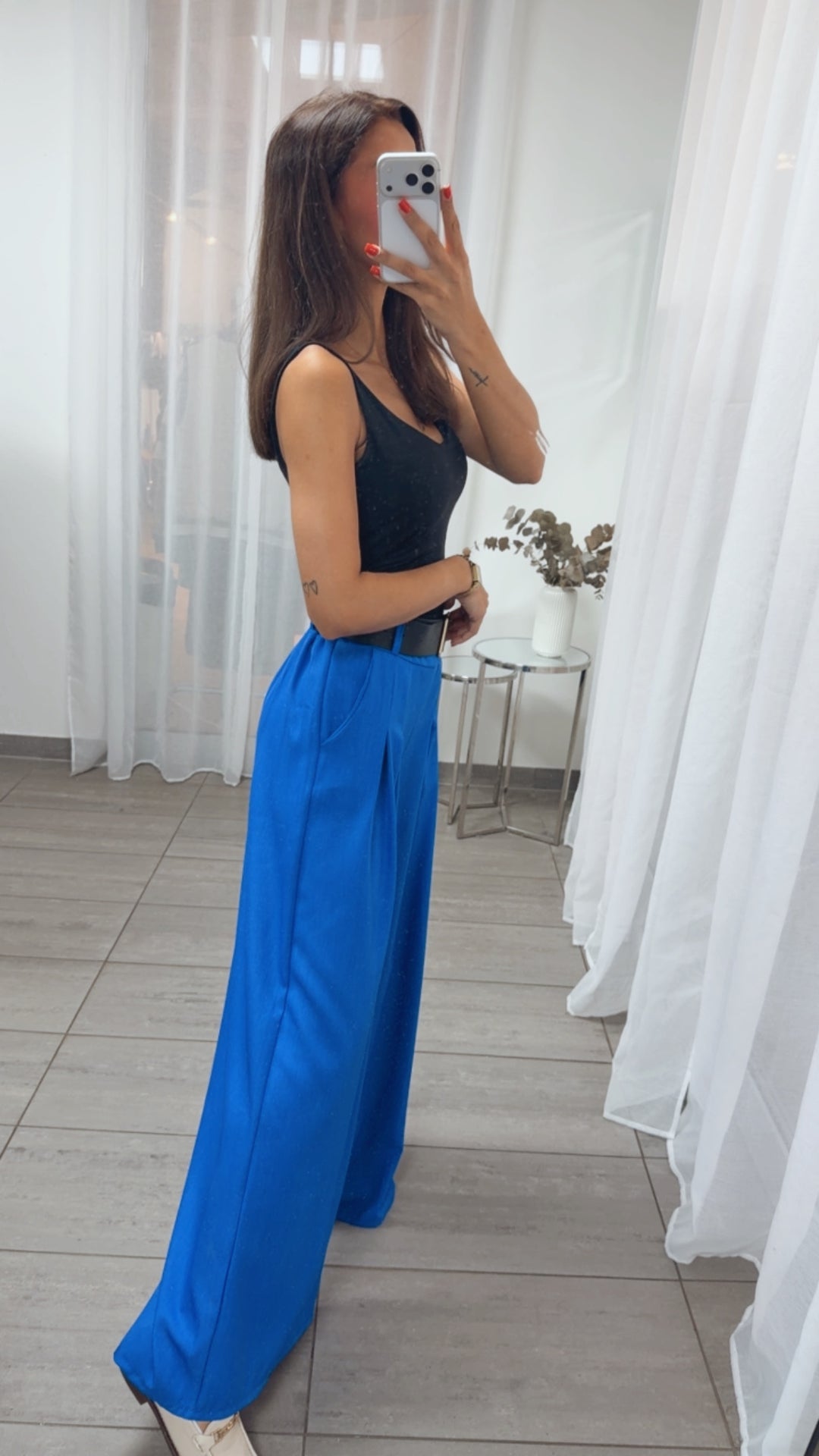 Schicke weite Stoffhose mit Bundfalten und Gürtel / royal blau Art. 15600