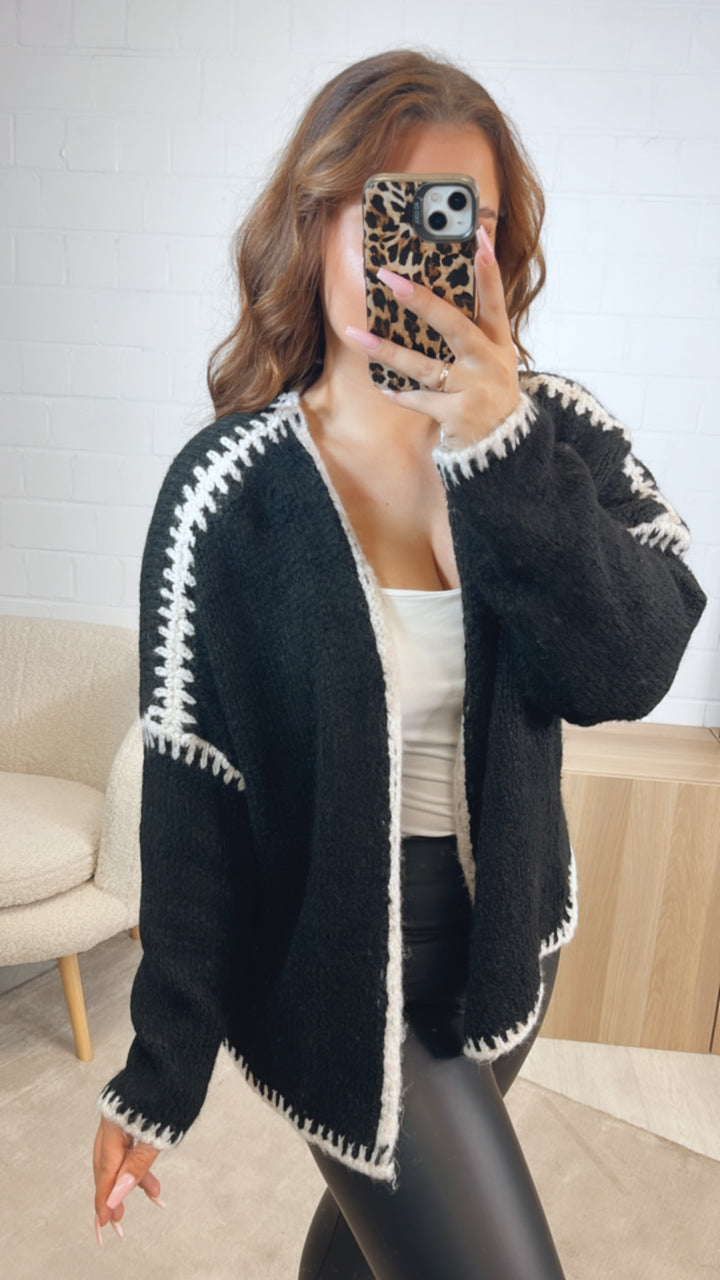 Cardigan mit abgesetzter Naht / schwarz - weiss Art. 12580