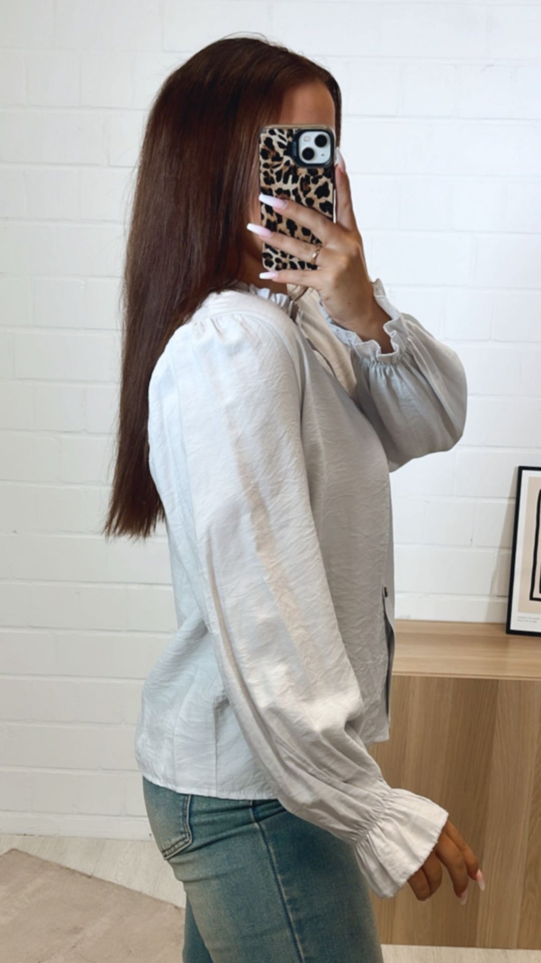 schmale Bluse mit Volant Ausschnitt / hell grau Art. 10787