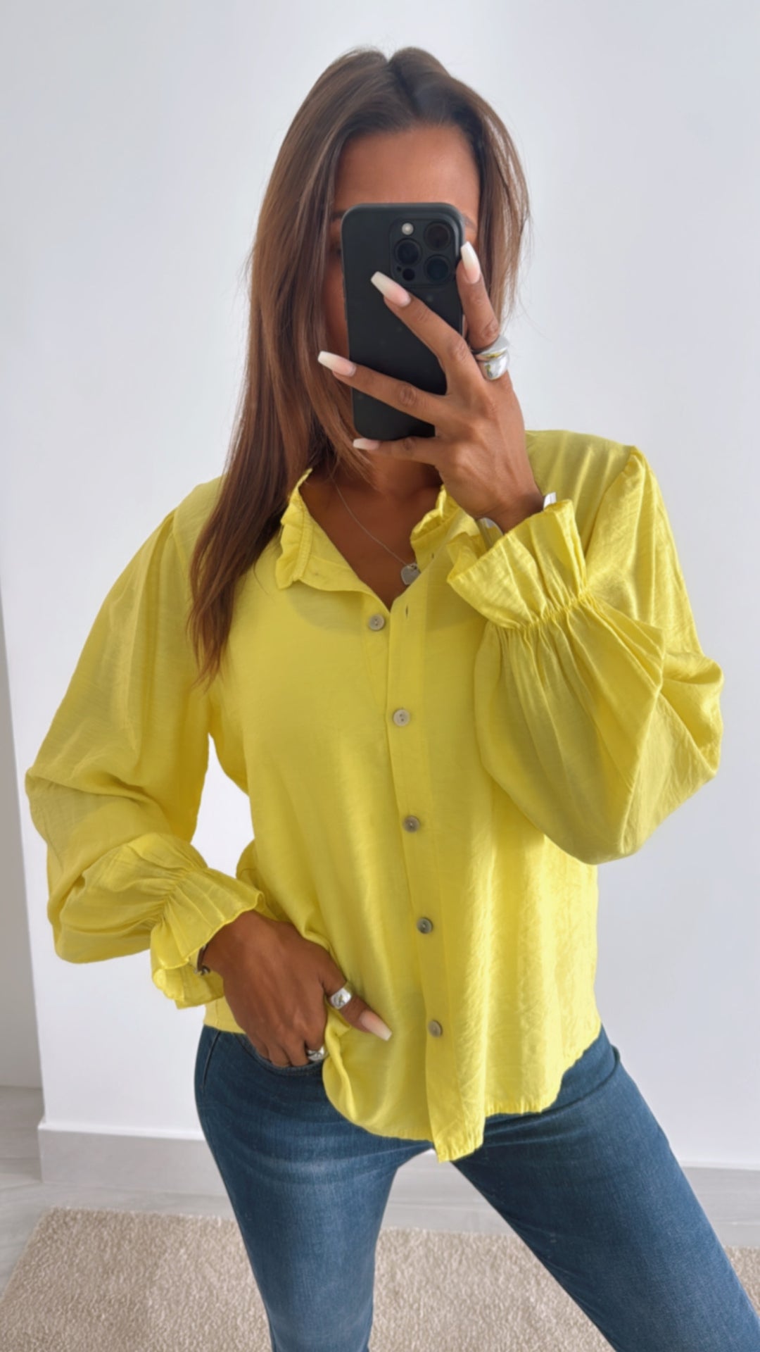 schmale Bluse mit Volant Ausschnitt / knalliges gelb Art. 10783
