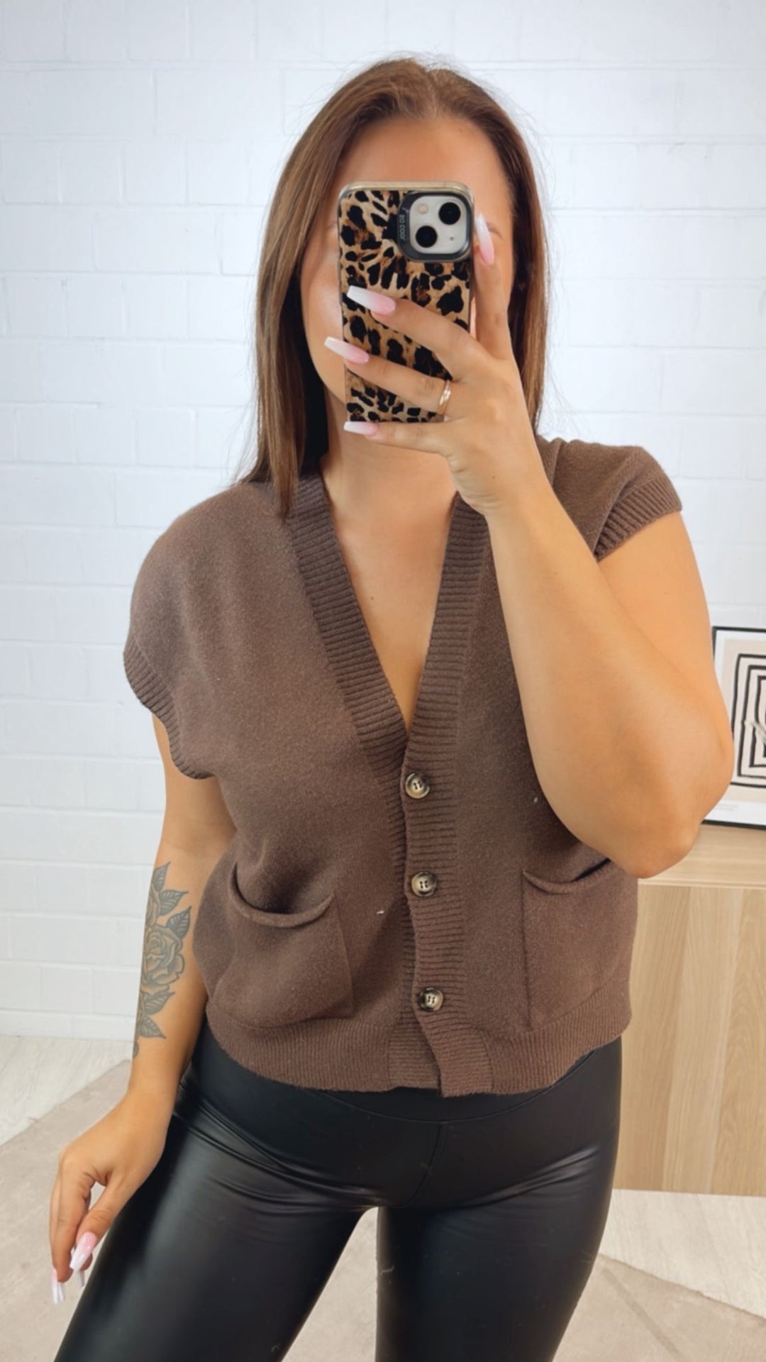 kurze Strickweste mit drei Knöpfen und Taschen / braun Art.122342