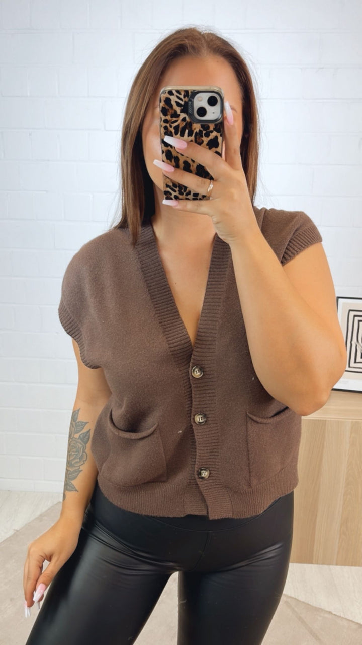 kurze Strickweste mit drei Knöpfen und Taschen / braun Art.122342