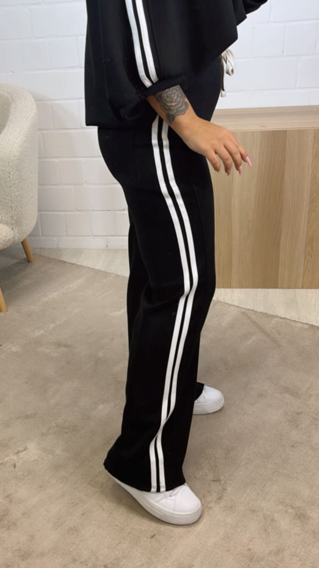 weite, lange Hose mit zwei Streifen / schwarz - weiss Art. 12596
