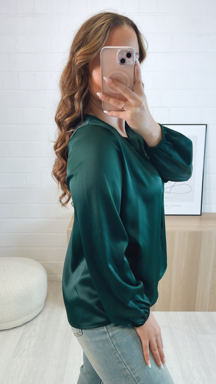 Satin Bluse mit V-Ausschnitt / dunkel grün Art. 9126