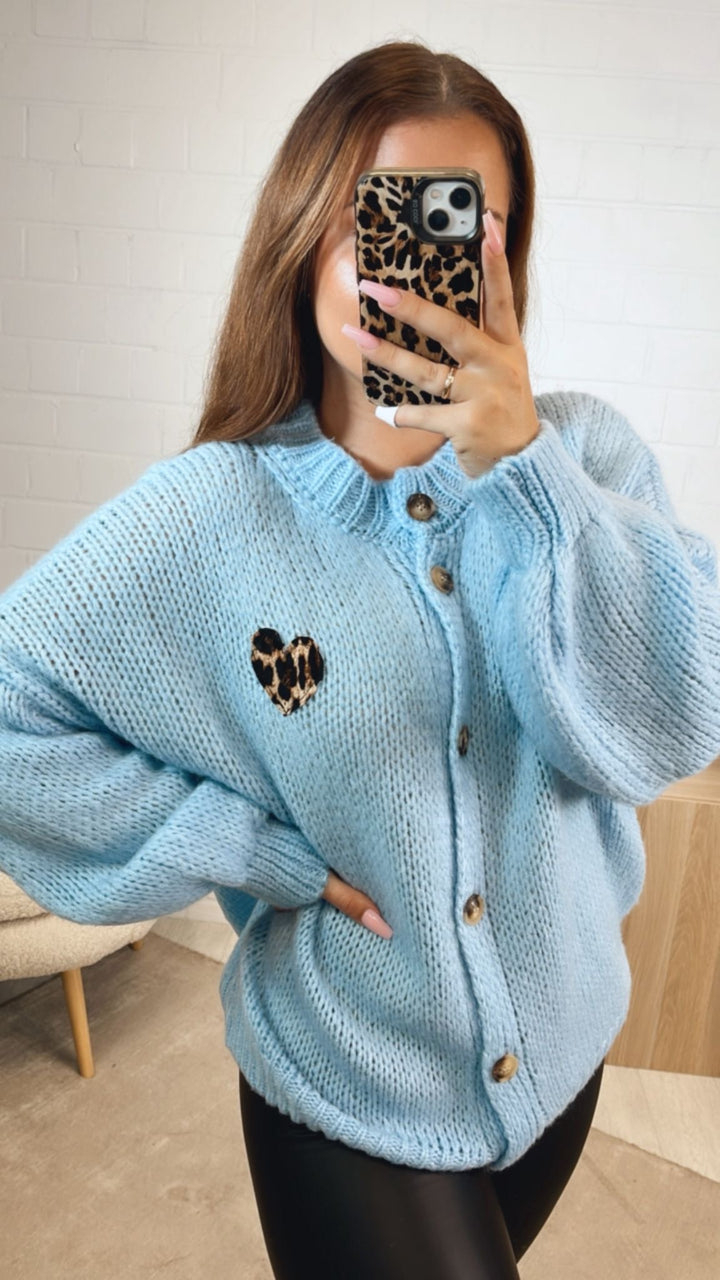 Strick Cardigan mit Leo Herz / hell blau Art. 12531