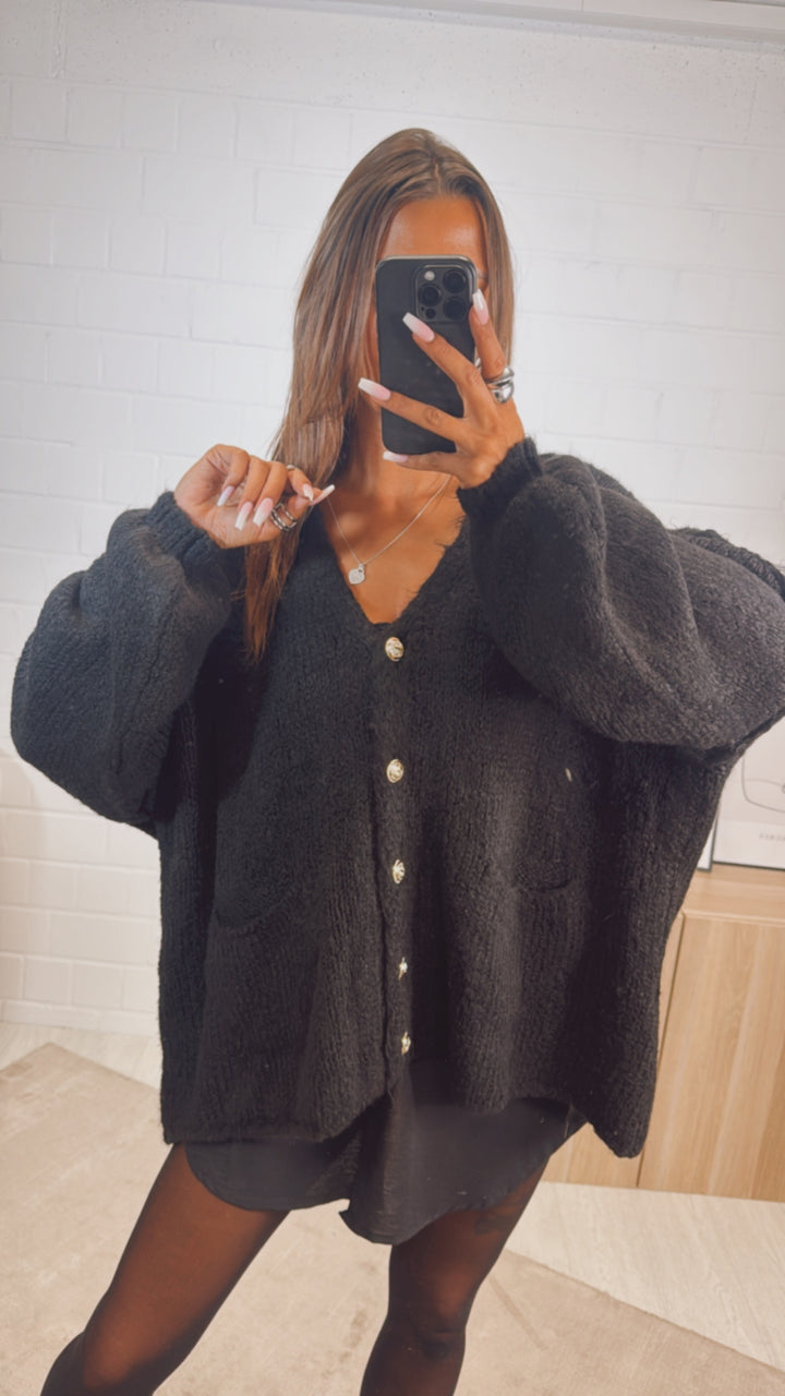 V-AUSSCHNITT Kuschel Cardigan mit goldenen Knöpfen und Taschen / schwarz Art. 12307