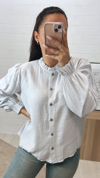 schmale Bluse mit Volant Ausschnitt / hell grau Art. 10787