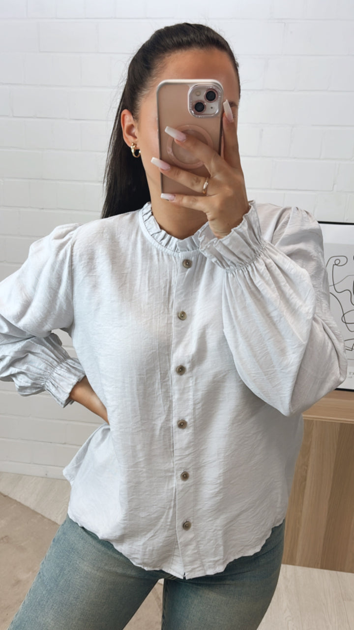 schmale Bluse mit Volant Ausschnitt / hell grau Art. 10787